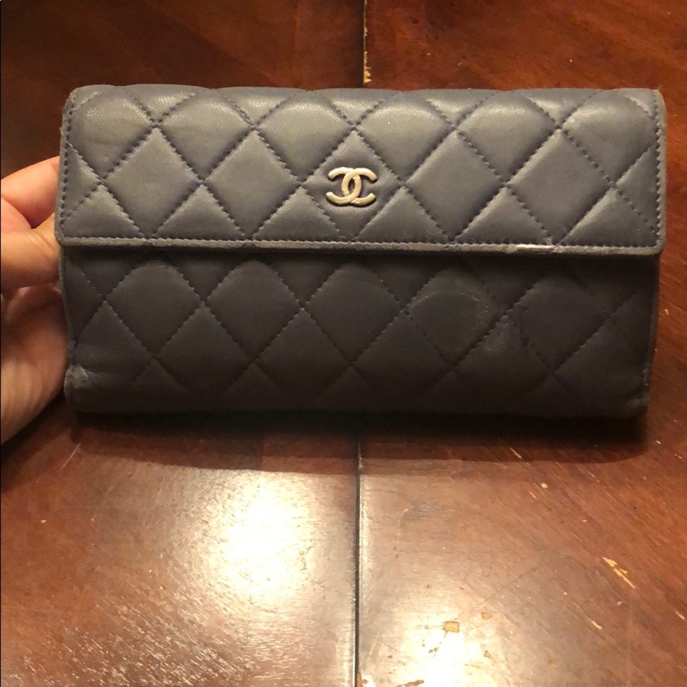 100% auth Classic Chanel lambskin wallet w/receipt